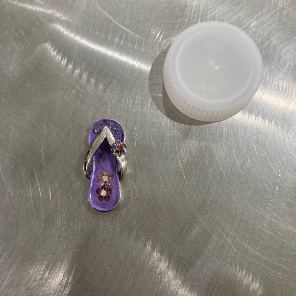 Purple flower flip flop pendant - Picture 2 of 3